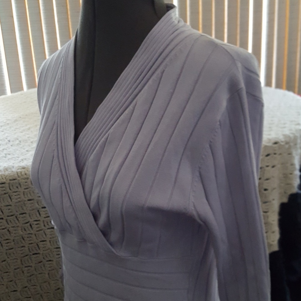 Pullover top. - Picture 3 of 4